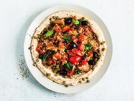 Рецепта Дакос - гръцка салата от домати, лук, черни маслини и каперси върху хумус от нахут